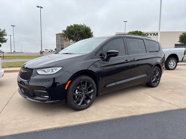 2026 Chrysler Pacifica PACIFICA SELECT in Diamond Black Crystal Pearl-Coat Exterior Paint — front three-quarter view